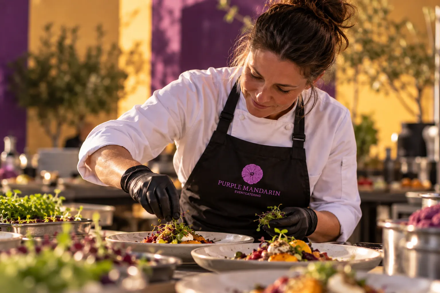 Köchin von purplemandarin richtet Teller an